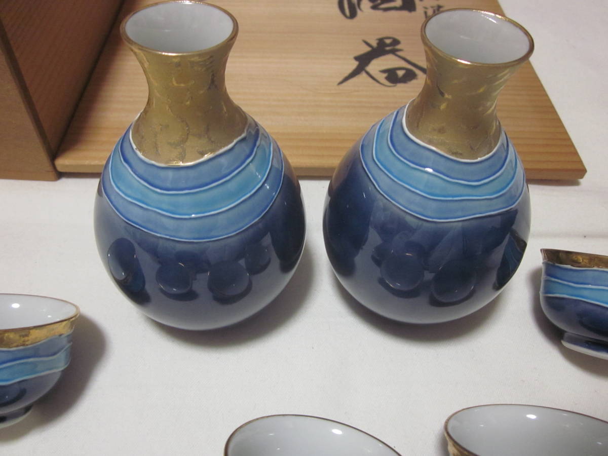 #[ Kutani ]#[ silver Izumi ]#[ sake cup and bottle ]#[ sake bottle 2 piece & sake cup 5 piece set ]#[ unused ]#[ gold paint ]#[ tree boxed ]#