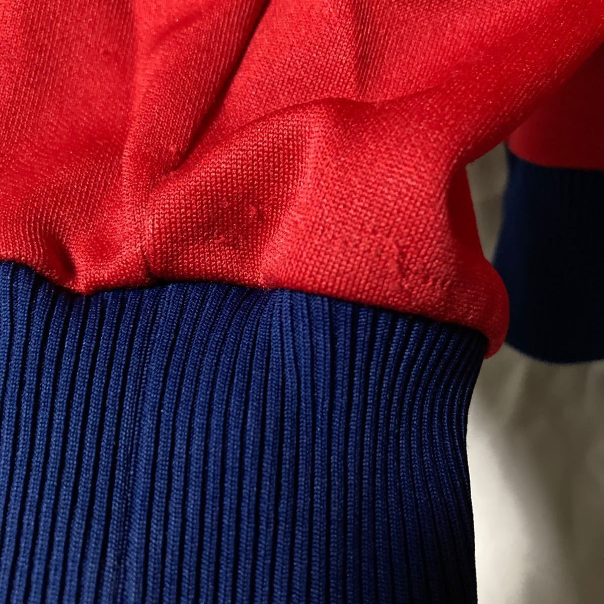 在原みゆ紀　着用　同型　配色違い　アディダス　ジャージ　希少　ビンテージ　赤×紺色　刺繍ロゴ　西ドイツ時代　デサント