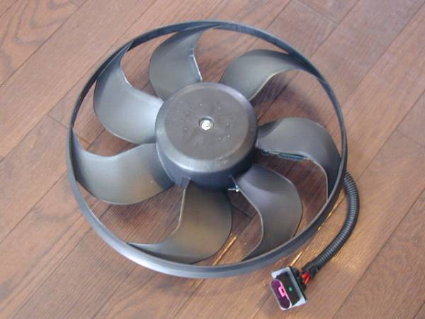 ゴルフ4 ボーラ アウディ A3 S3 TT 電動ファン ラジエーターファン　Behr/Hella製