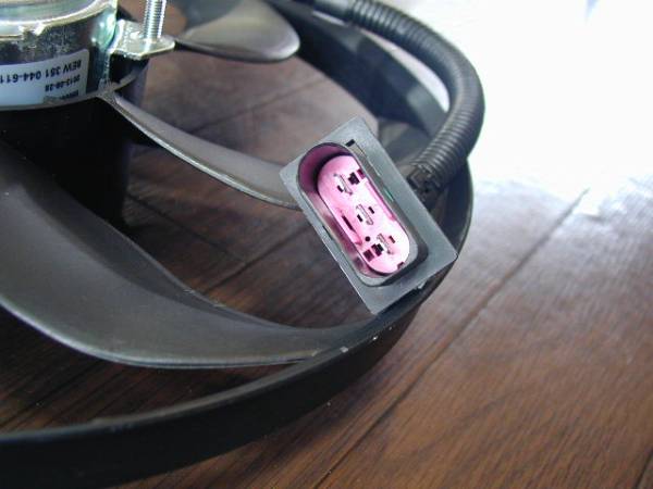 ゴルフ4 ボーラ アウディ A3 S3 TT 電動ファン ラジエーターファン　Behr/Hella製