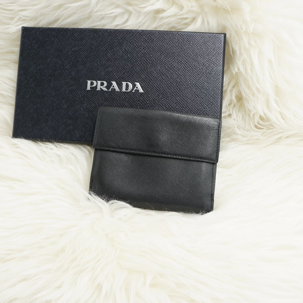 極美品 PRADA ミニ財布 三角プレート ブラック クリップ 2つ折り