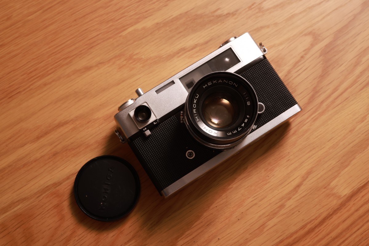 フィルムカメラ KONICA Auto S シルバー 電池・電池アダプター付 フィルムカメラ KONICA Auto S シルバー 電池・電池アダプター付