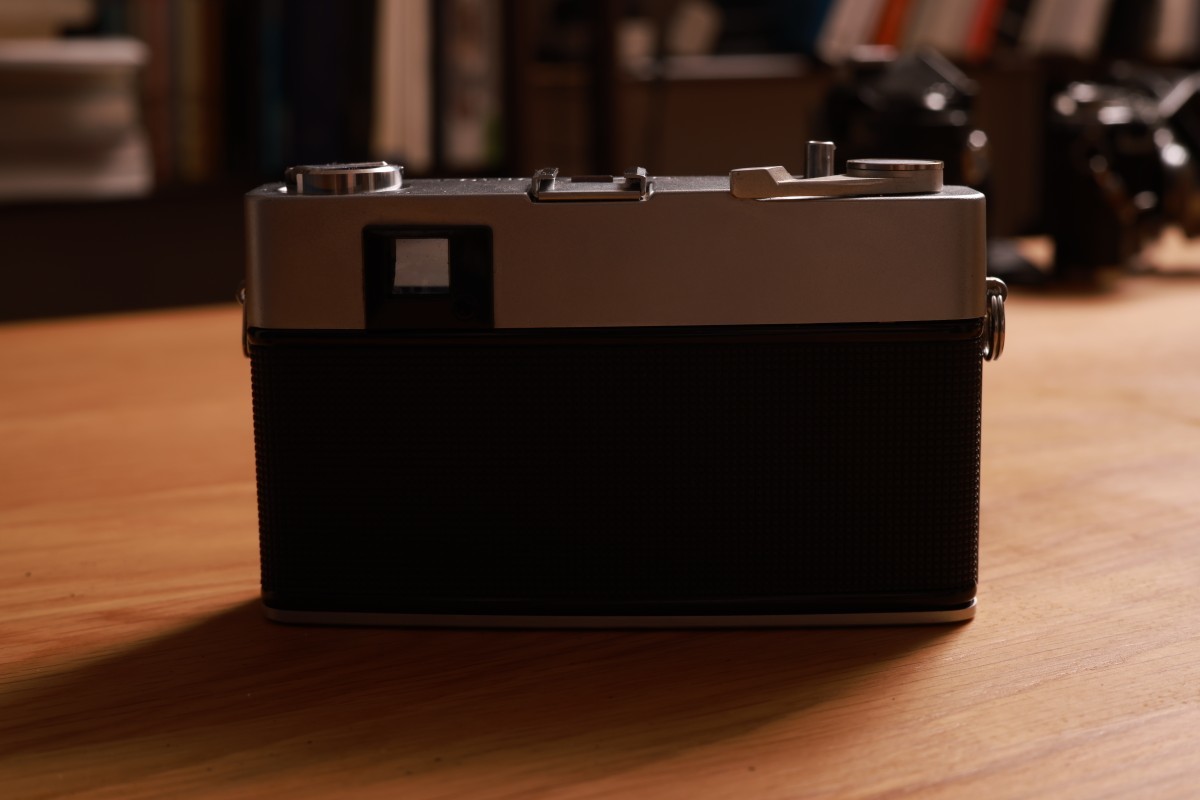 フィルムカメラ KONICA Auto S シルバー 電池・電池アダプター付 フィルムカメラ KONICA Auto S シルバー 電池・電池アダプター付