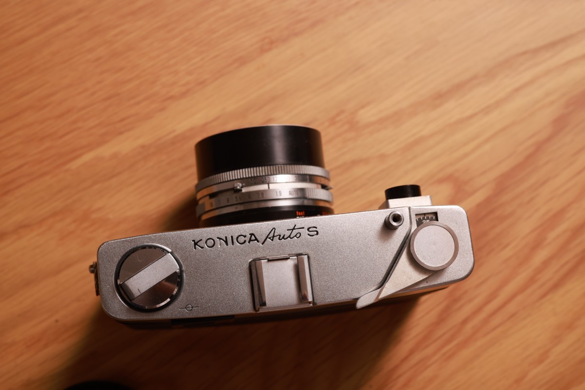フィルムカメラ KONICA Auto S シルバー 電池・電池アダプター付 フィルムカメラ KONICA Auto S シルバー 電池・電池アダプター付