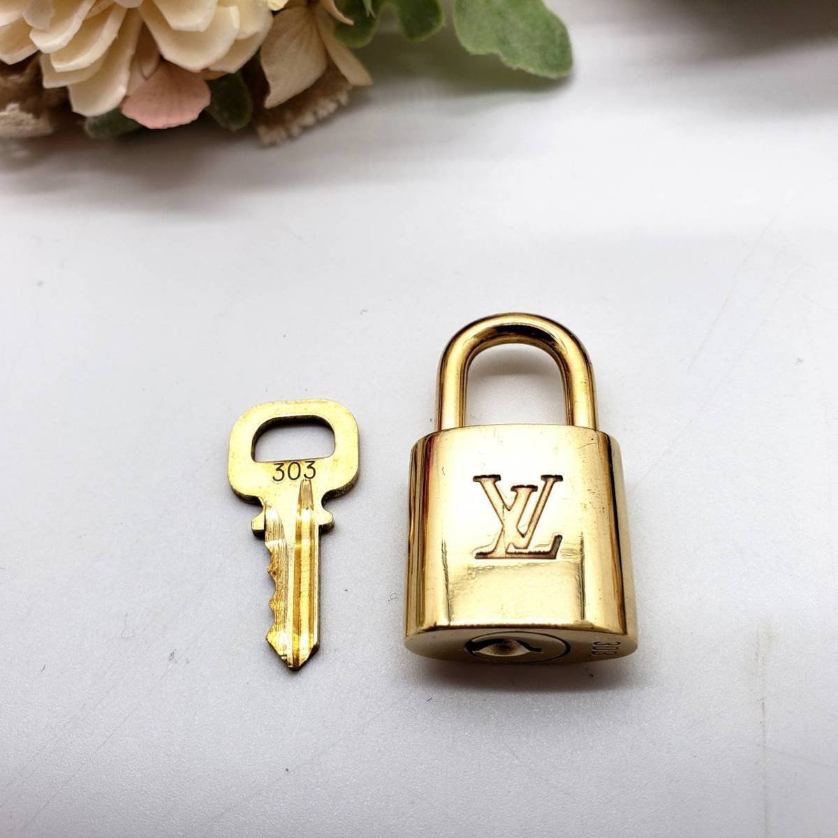LOUIS VUITTON Louis Vuitton pado lock katena south capital pills Gold 303 key attaching gold color key charm key holder [12-6]