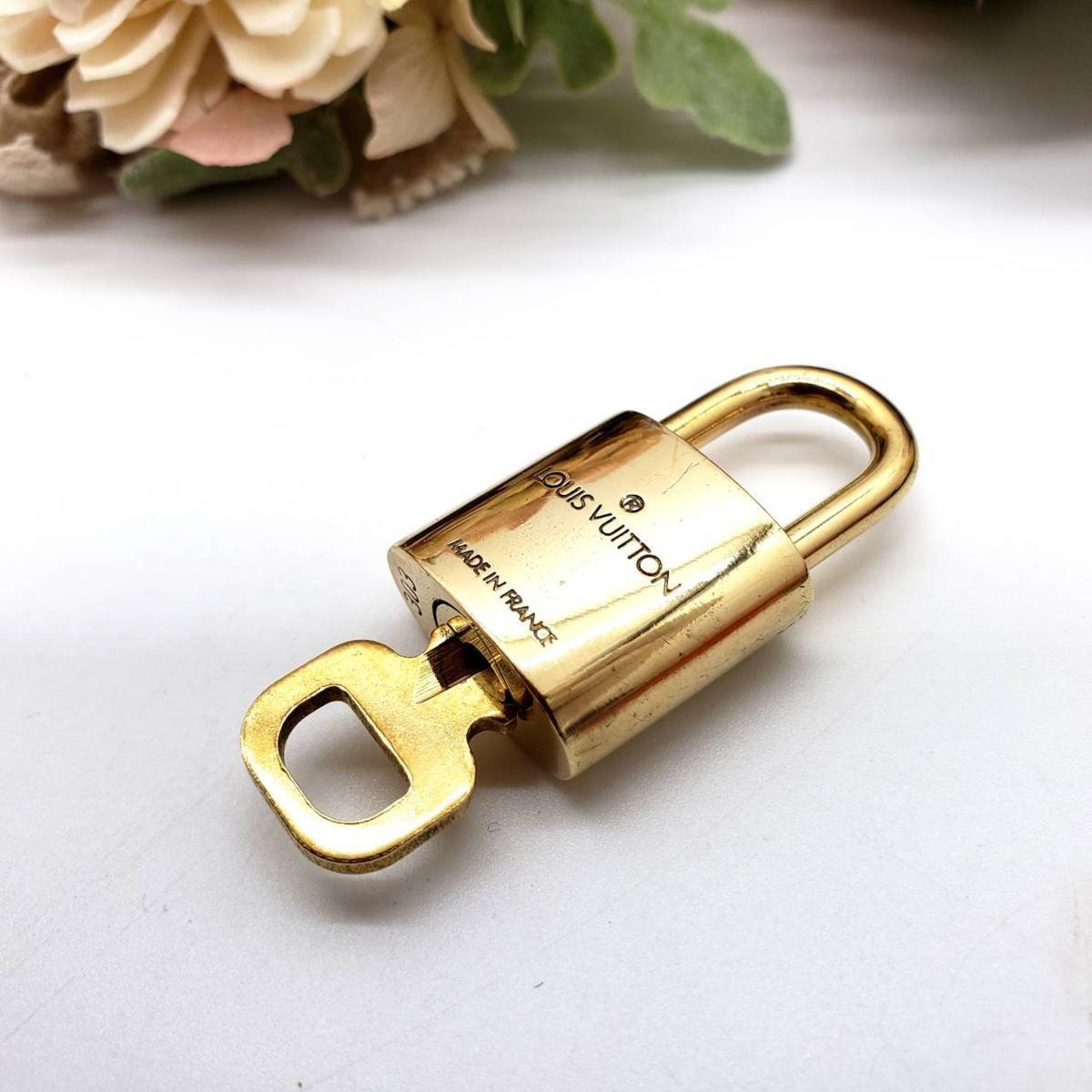 LOUIS VUITTON Louis Vuitton pado lock katena south capital pills Gold 303 key attaching gold color key charm key holder [12-6]