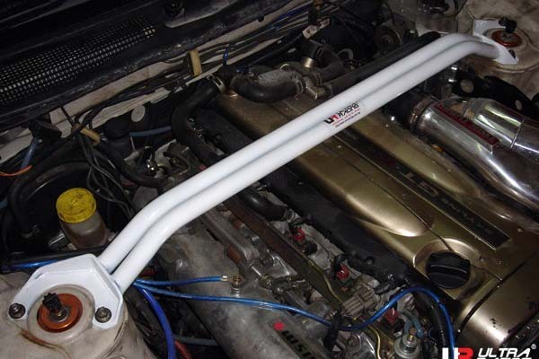 【Ultra Racing】 フロントタワーバー ニッサン スカイラインGT-R BNR34 98/05-02/08 [TW2-187]_画像1
