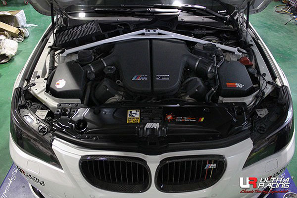 [Ultra Racing] front tower bar BMW M5 E60 NB50 04/11-10/04 [TW4-2741]