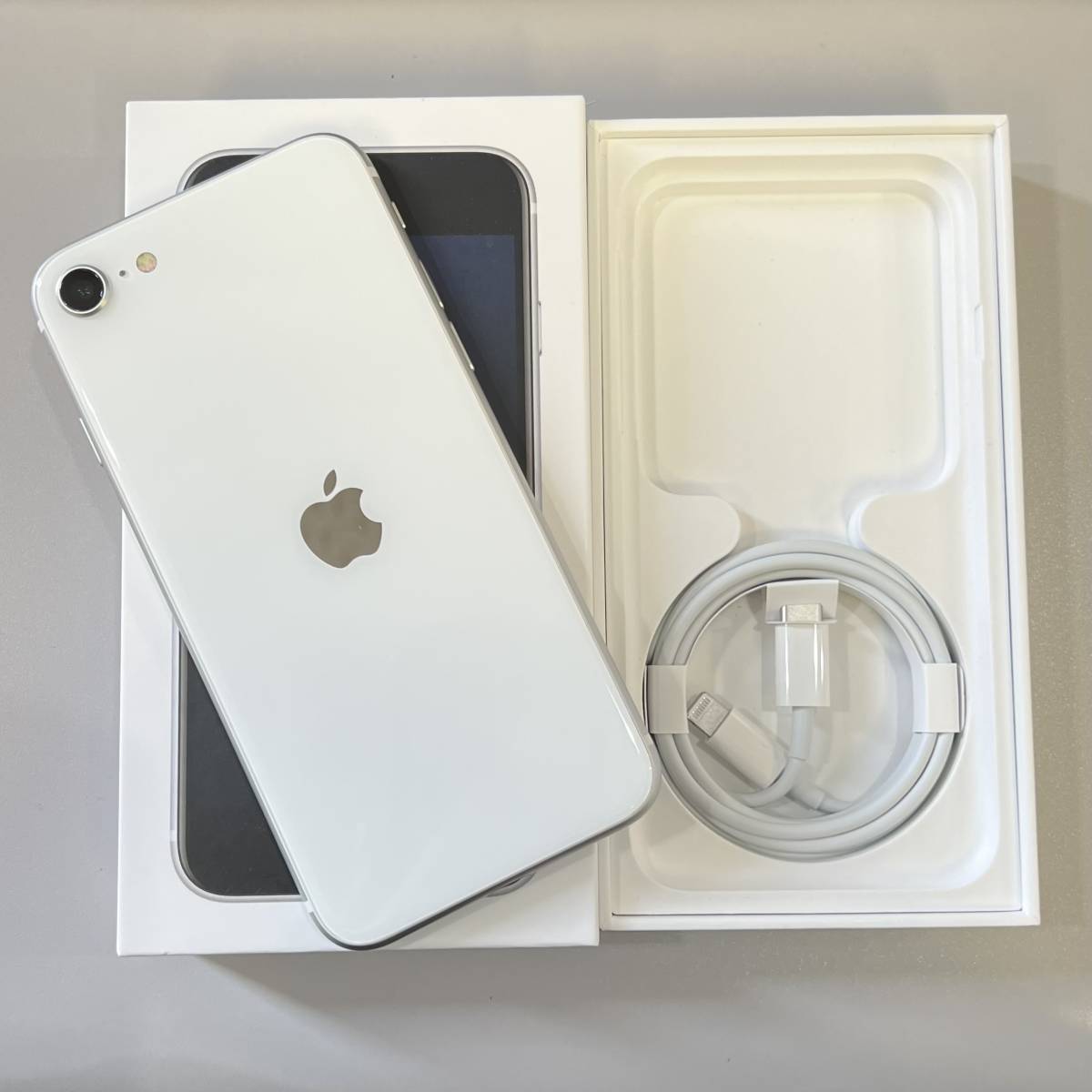 超美品 iPhoneSE SIMフリー64GB+バッテリー100%+ガラス付き-