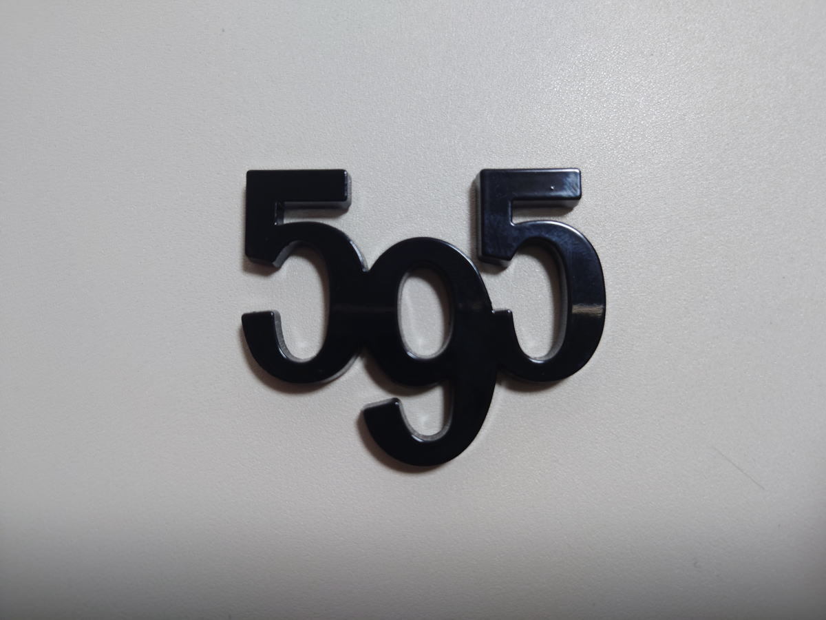 フィアット アバルト ABARTH 向け 純正デザインタイプ 「595」 メタルバッジ 1個 本体色:グロスブラック