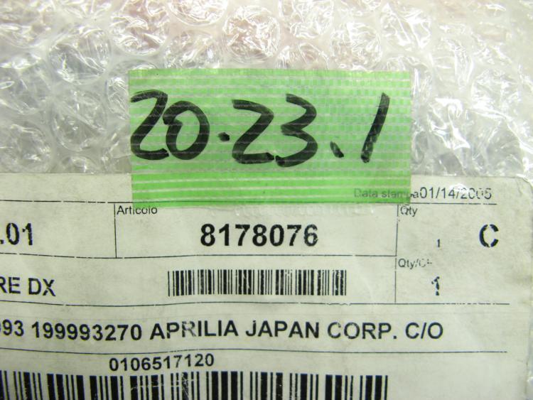 ☆新品未使用☆ 純正(AP8178076) 右側ハンドルカバー アプリリア スポーツシティ125～250 aprilia SPORT City 20-23.1_画像3