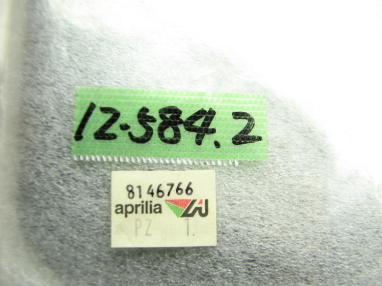 ☆新品未使用☆ 純正(AP8146766) 右側ヒールガード カーボン アプリリア RSV1000 トゥオーノ aprilia TUONO 12-584.2_画像3