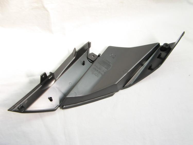 * new goods unused * original (AP8268075) right side seat cowl Aprilia SR50 aprilia 12-516.2