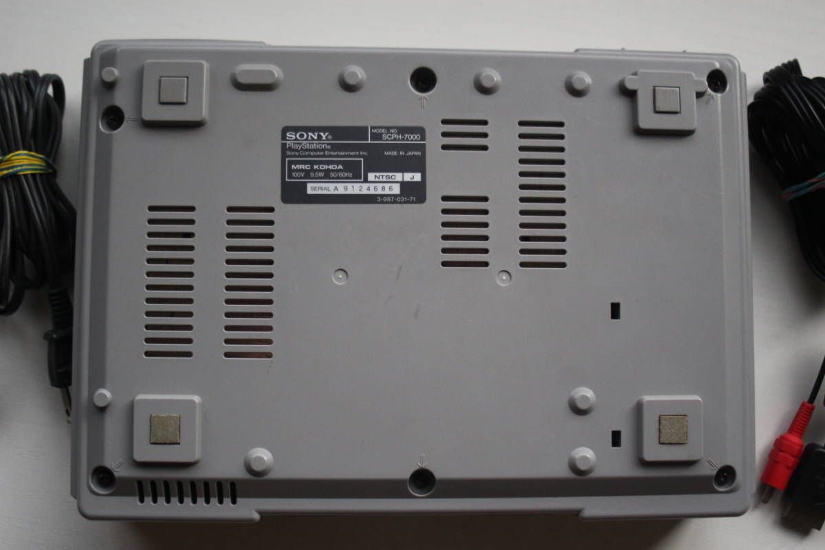 PS本体セット SCPH-7000 電源コード/AVケーブル/メモリーカード付属　SONY純正動作品A686