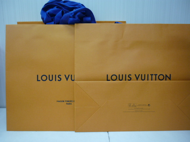 32. LOUIS VUITTON ルイ・ヴィトン 紙袋 同サイズ 15枚セットで ショッパー 現行 オレンジ_画像1