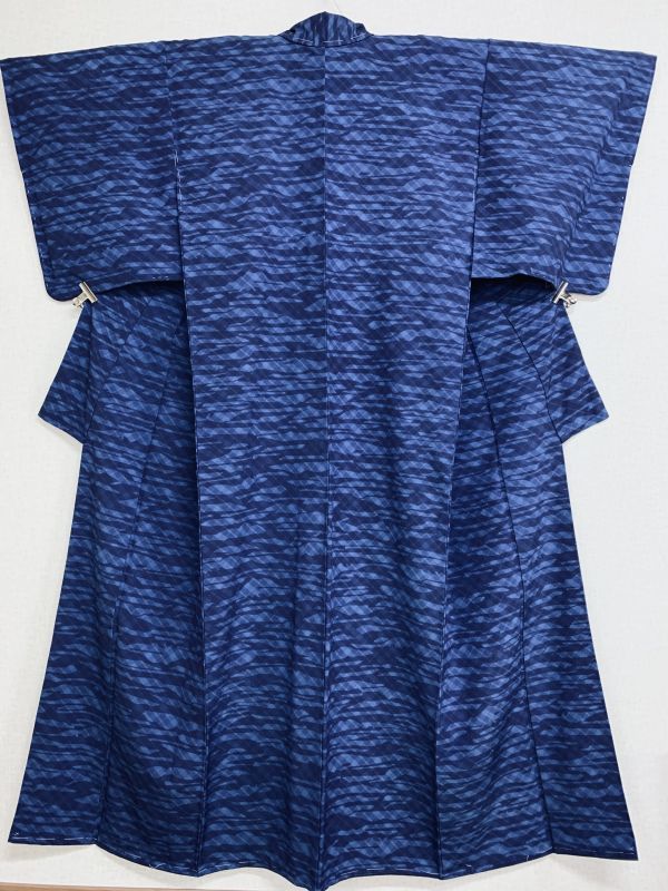 しつけ付き美品保管品 婦人用 小紋の着物 袷 正絹ちりめん 藍色 格子と縞の幾何学紋様 濃紺色の八掛 お出かけに の画像5