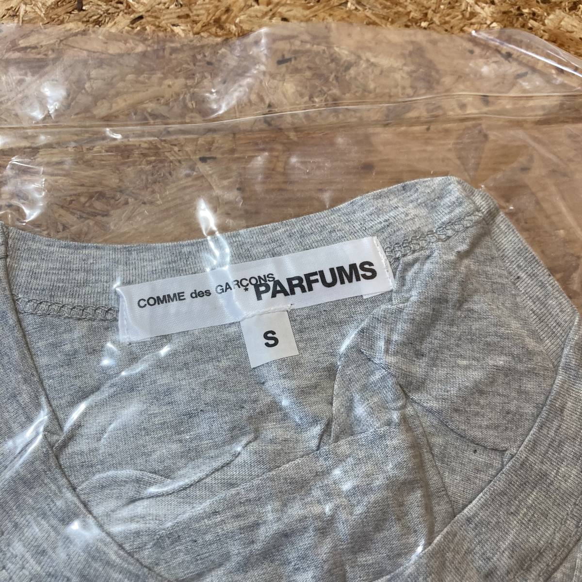 人気急上昇の COMME des GARCONS PARFUMS パルファム 半袖 Tシャツ S
