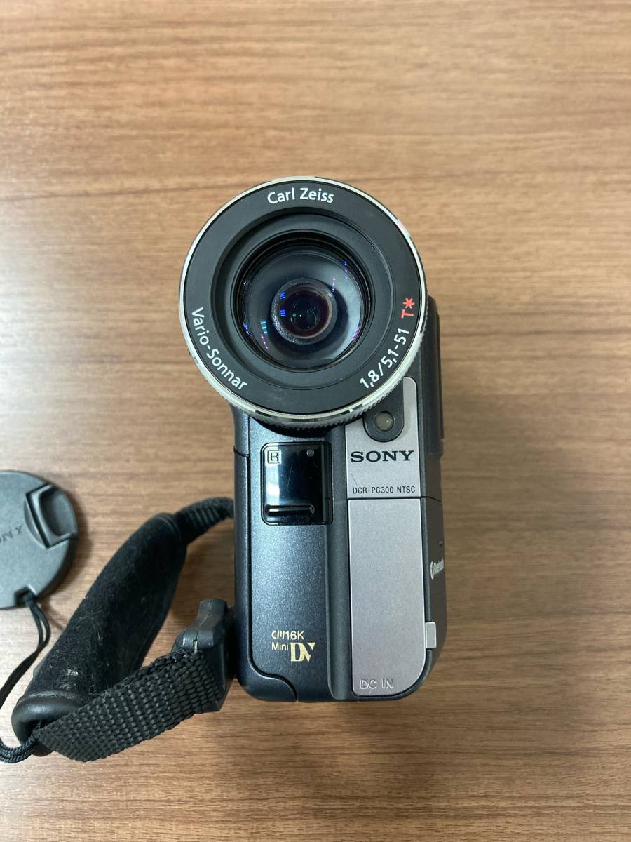 大「2390」ジャンク SONY Handycam ハンディカム DCR-PC300 ビデオカメラ バッテリー 三脚付き_画像2