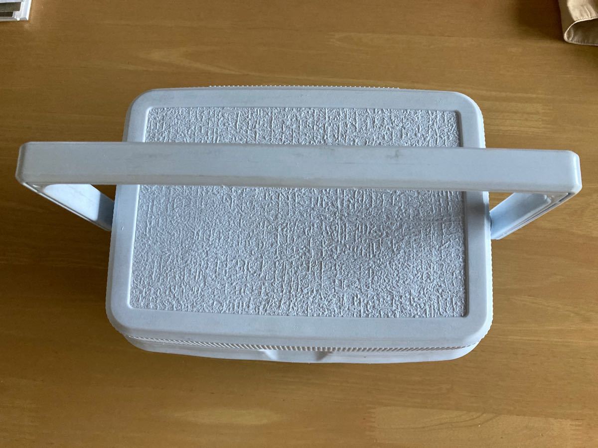 【お急ぎ下さい】クーラーボックス　Rubbermaid made in USA  500mlペットボトル4本OK!