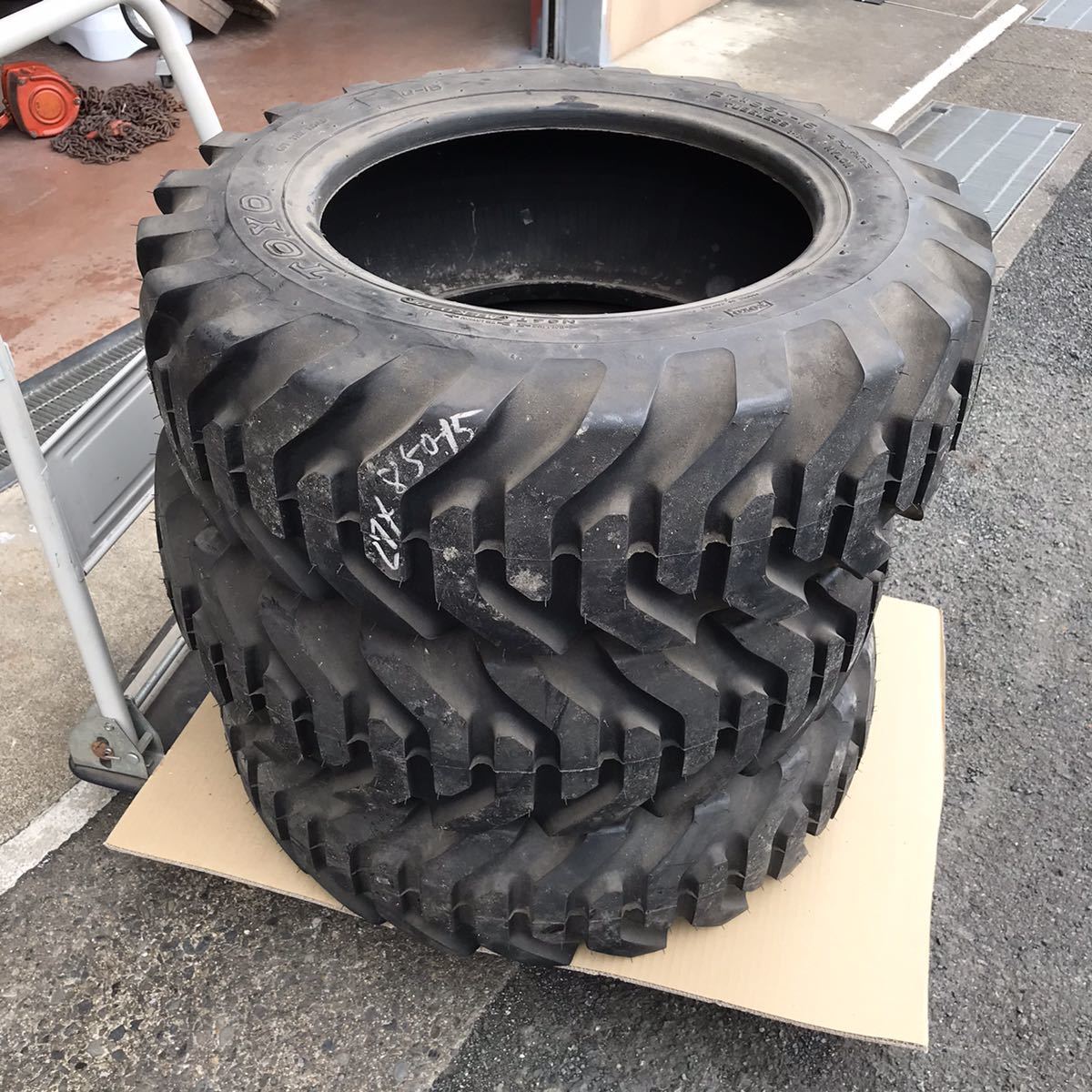 【引取歓迎】ボブキャット用 27 x 8.50-15 4PL 長期保管品 未使用タイヤ ３本セット 3000円～