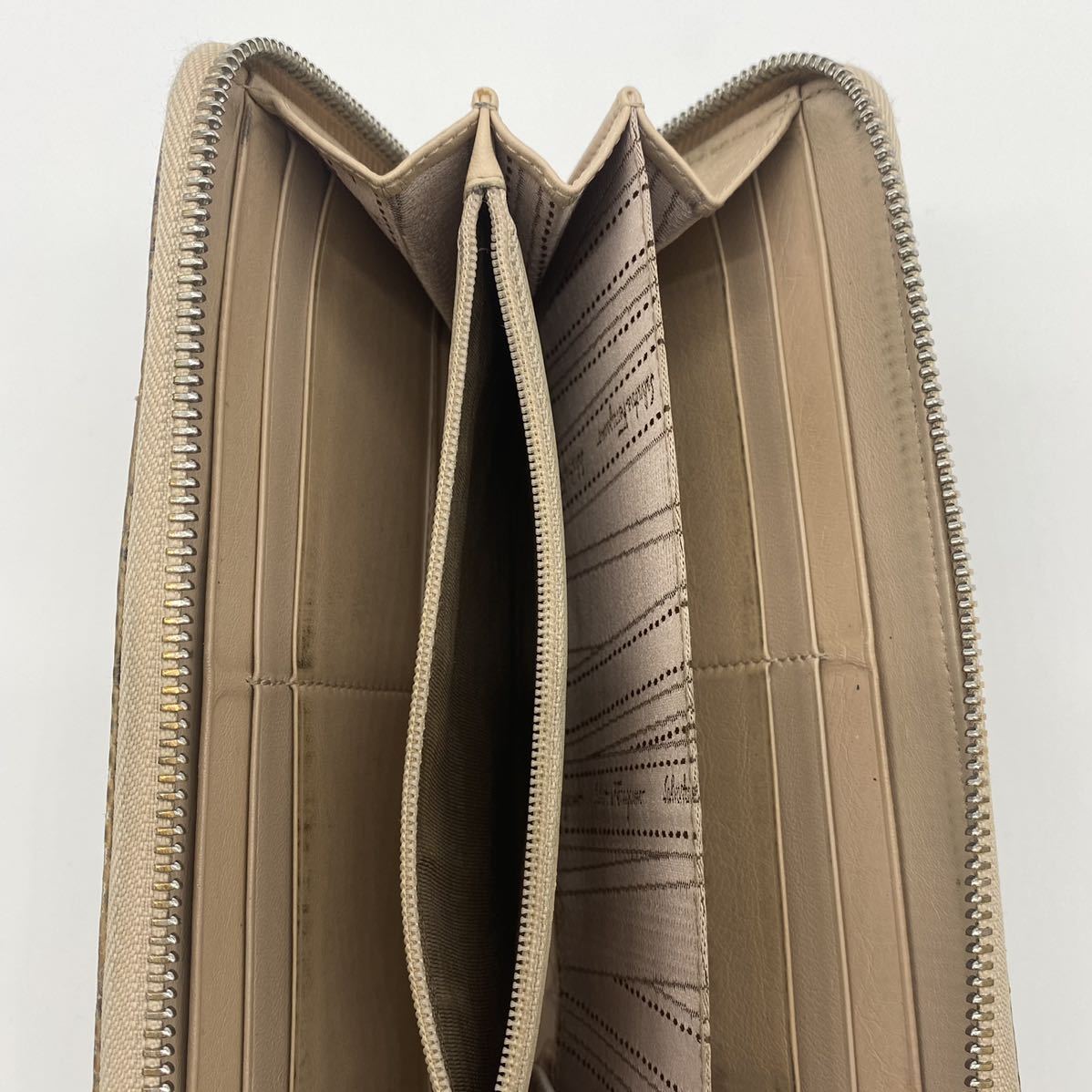 1円〜○美品○サルヴァトーレフェラガモ Salvatore Ferragamo 長財布