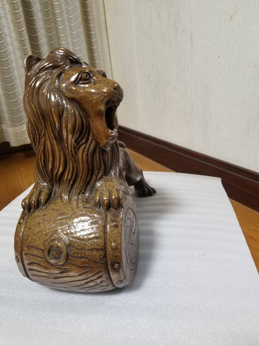 陶器製　獅子　置物　家紋丸に左三つ巴あり。_画像2