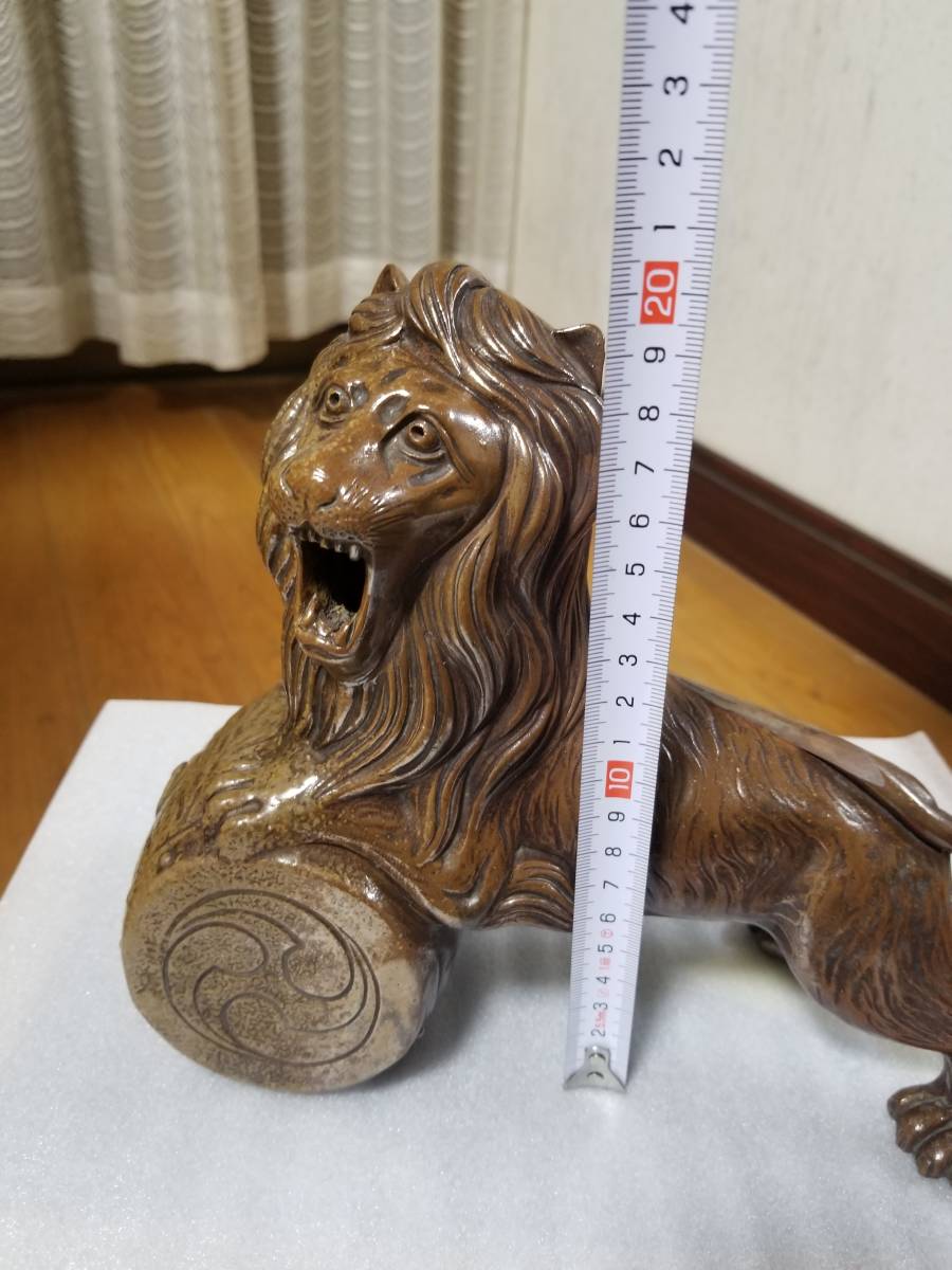 陶器製　獅子　置物　家紋丸に左三つ巴あり。_画像6