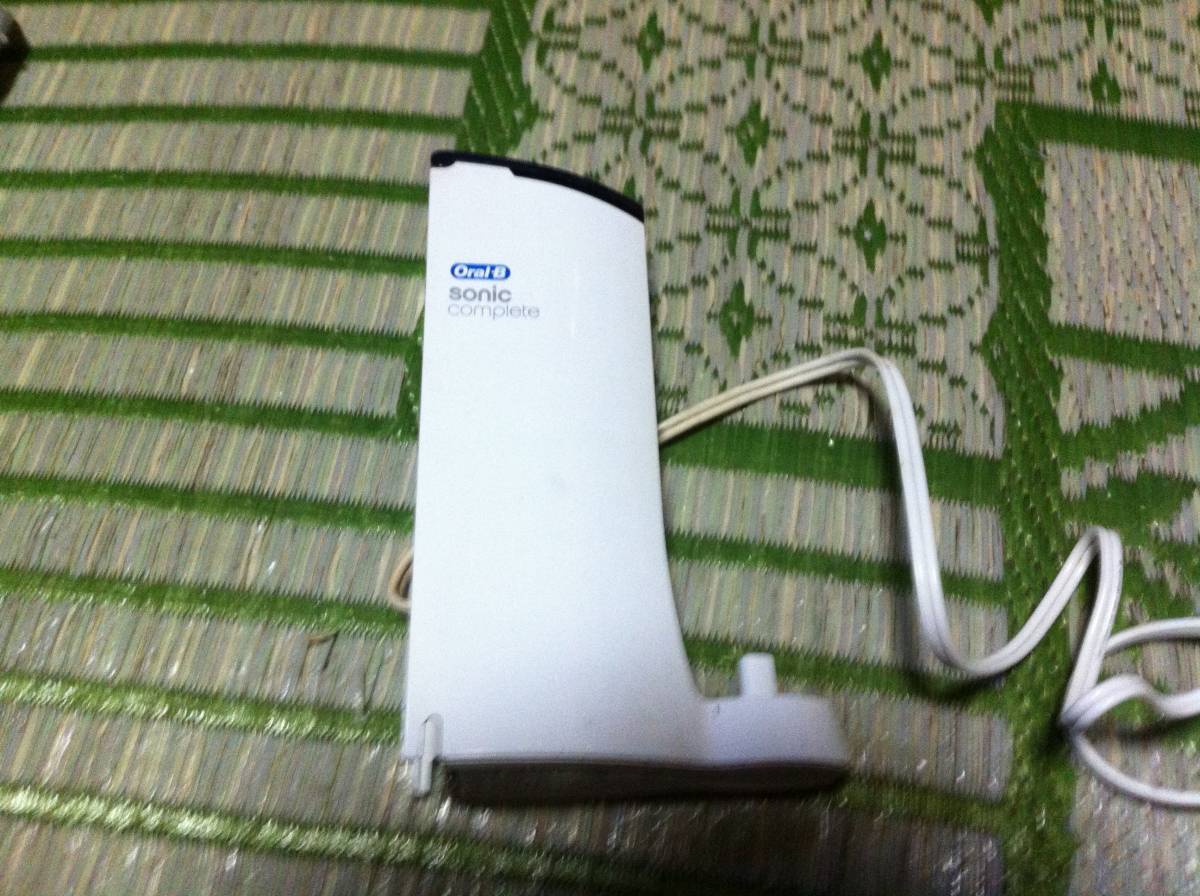 BRAUN Oral-B Type4729 電動歯ブラシの充電ACアダプター ジャンク品_画像1