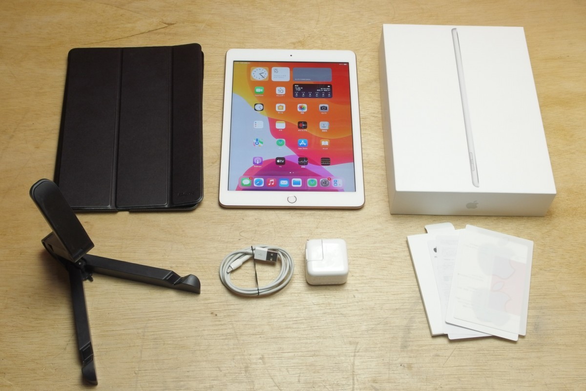 Apple iPad 第6世代 9.7インチ Wi-Fi 32GB ESRケース 折りたたみ