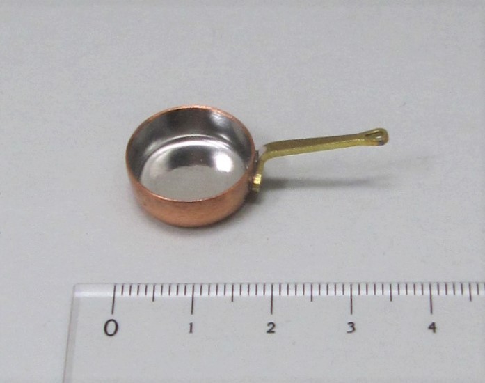 12分の1ミニチュア　銅製ソテーパン　直径1.6cm　ドールハウス_画像2