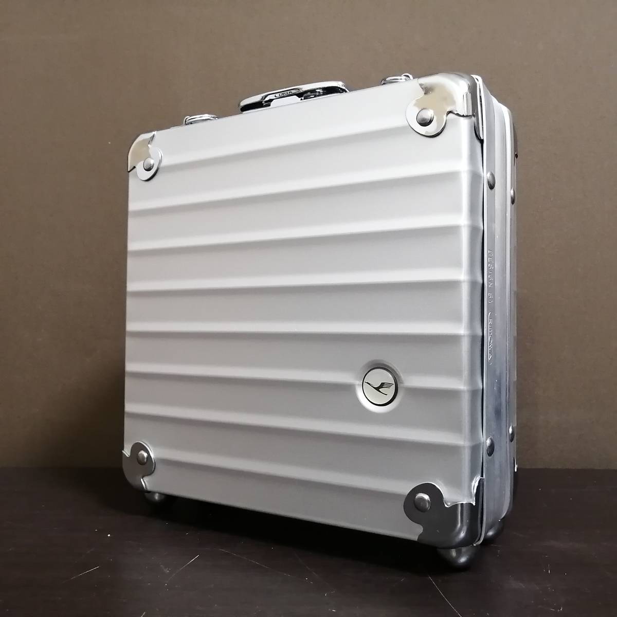 RIMOWA 超稀少廃盤ルフトハンザ別注ミニアタッシュケース ドイツ RIMOWA 超稀少廃盤ルフトハンザ別注ミニアタッシュケース ドイツ