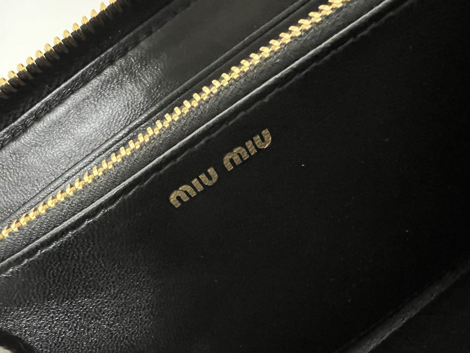 送料無料 miu miu ミュウミュウ ファスナー 長財布 レザー ブラック MATELASSE MIU C マトラッセ ミュウ クリアカラーストーン 5ML506 美品_画像8