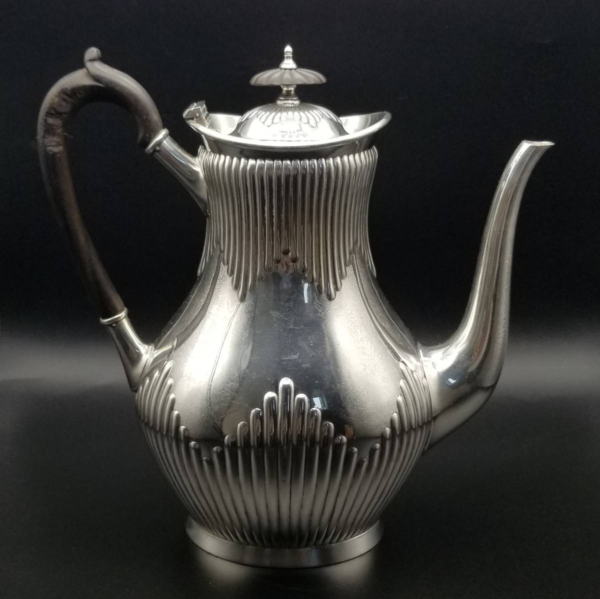 1897年 英国 アンティーク ヴィクトリア Elkington & Co. シルバーメッキ ティーポット 銀メッキ 紅茶 デコラティブ 彫金 フルーティング_画像3