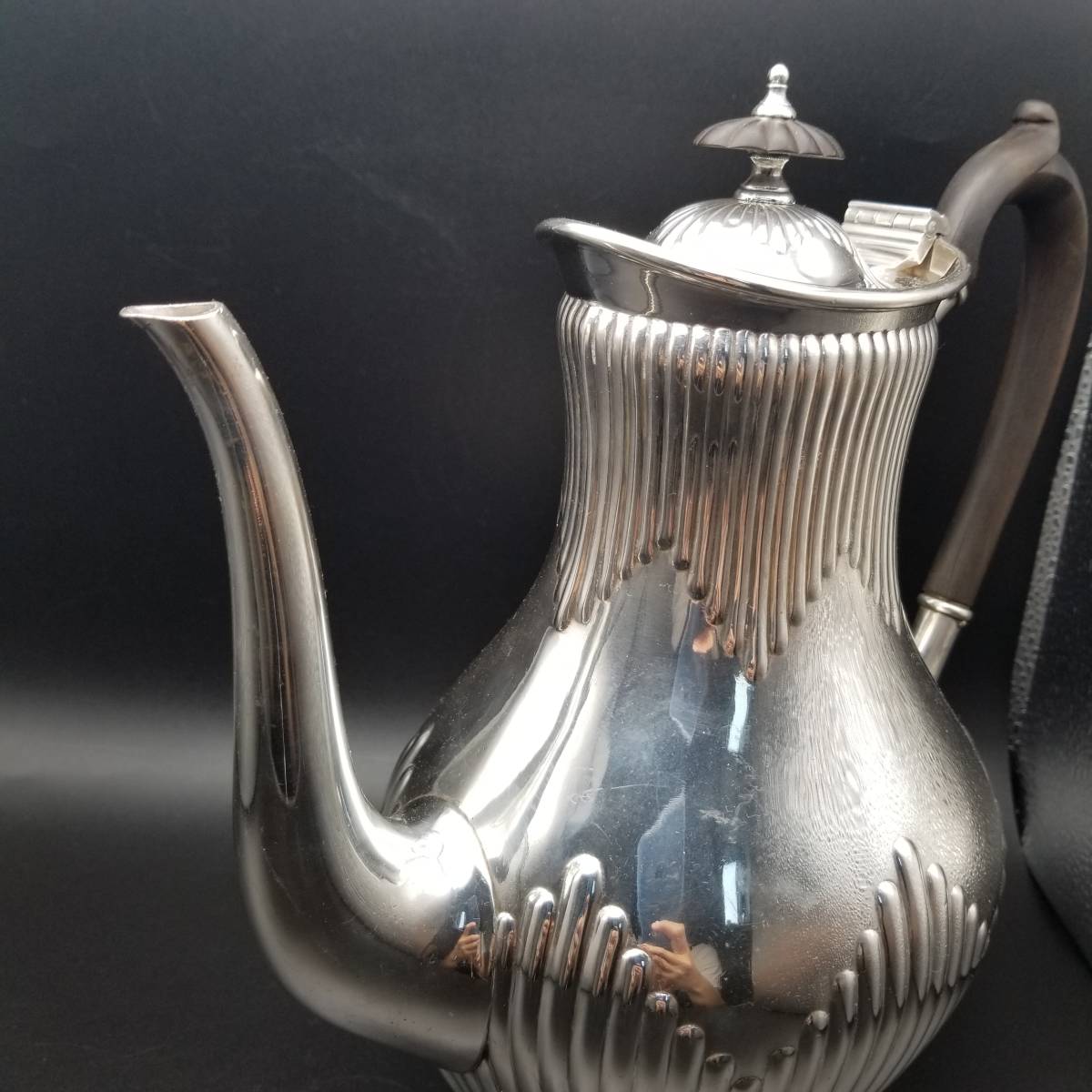 1897年 英国 アンティーク ヴィクトリア Elkington & Co. シルバーメッキ ティーポット 銀メッキ 紅茶 デコラティブ 彫金 フルーティング_画像4