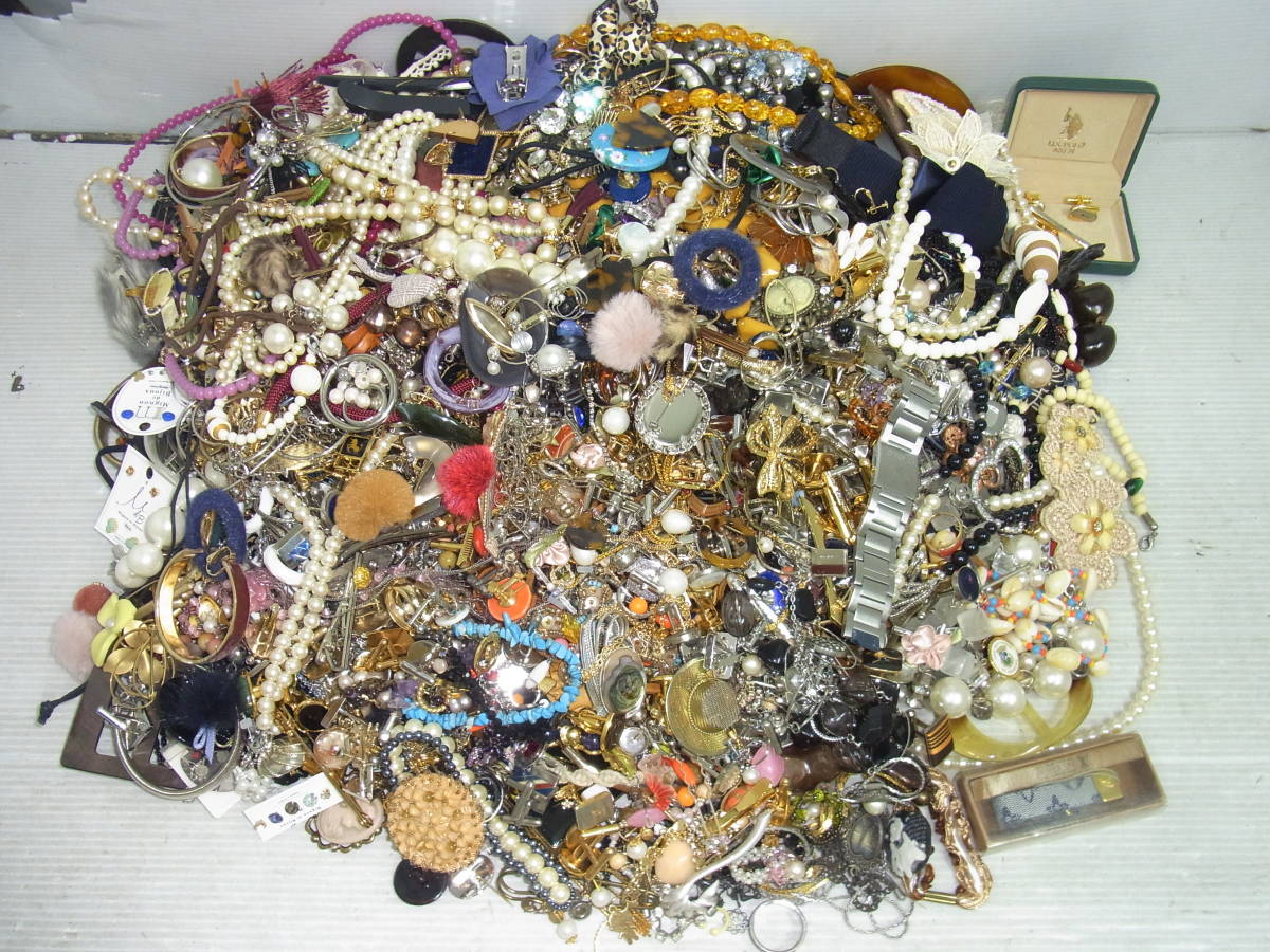 ③1円~!! ジャンク アクセサリー 大量 約9キロ ネックレス/ピアス ...