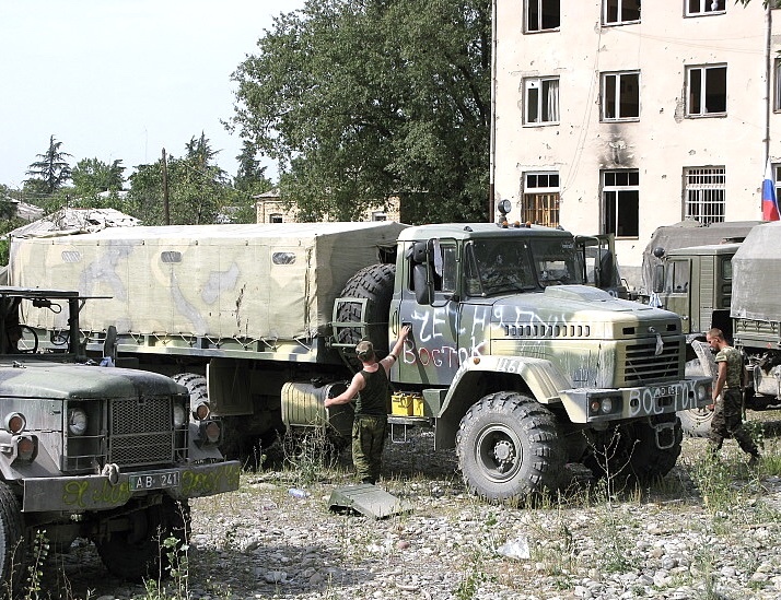 ■ タコム 【希少】 1/35 ウクライナ軍 KrAZ-6322 後期型 重トラック ＃StandWithUkraine_参考写真；投棄捕獲