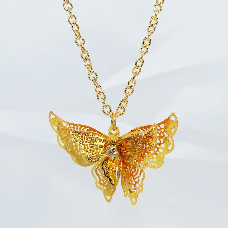 ゴールドカラー バタフライ ペンダント ネックレス 繊細なつくりで立体的に表現された蝶 立体 ラインストーン 3D かわいい 可憐