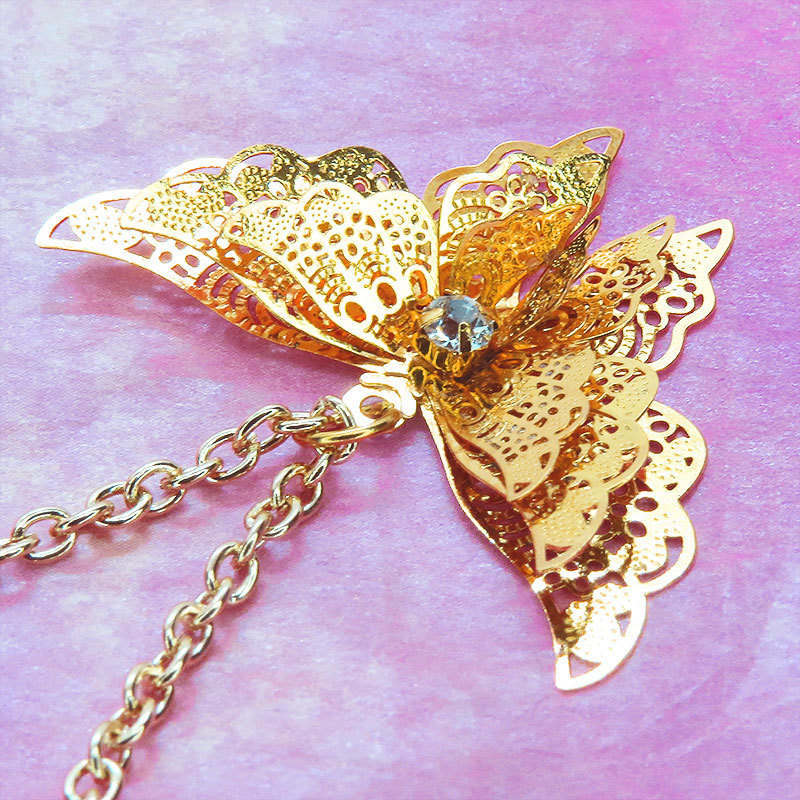 ゴールドカラー バタフライ ペンダント ネックレス 繊細なつくりで立体的に表現された蝶 立体 ラインストーン 3D かわいい 可憐