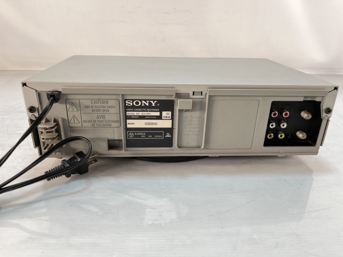★SONY ソニー VHSビデオデッキ 通電確認済み 映像機器 SLV-NX1 再生機器 中古品 シルバー 管理E928._画像4