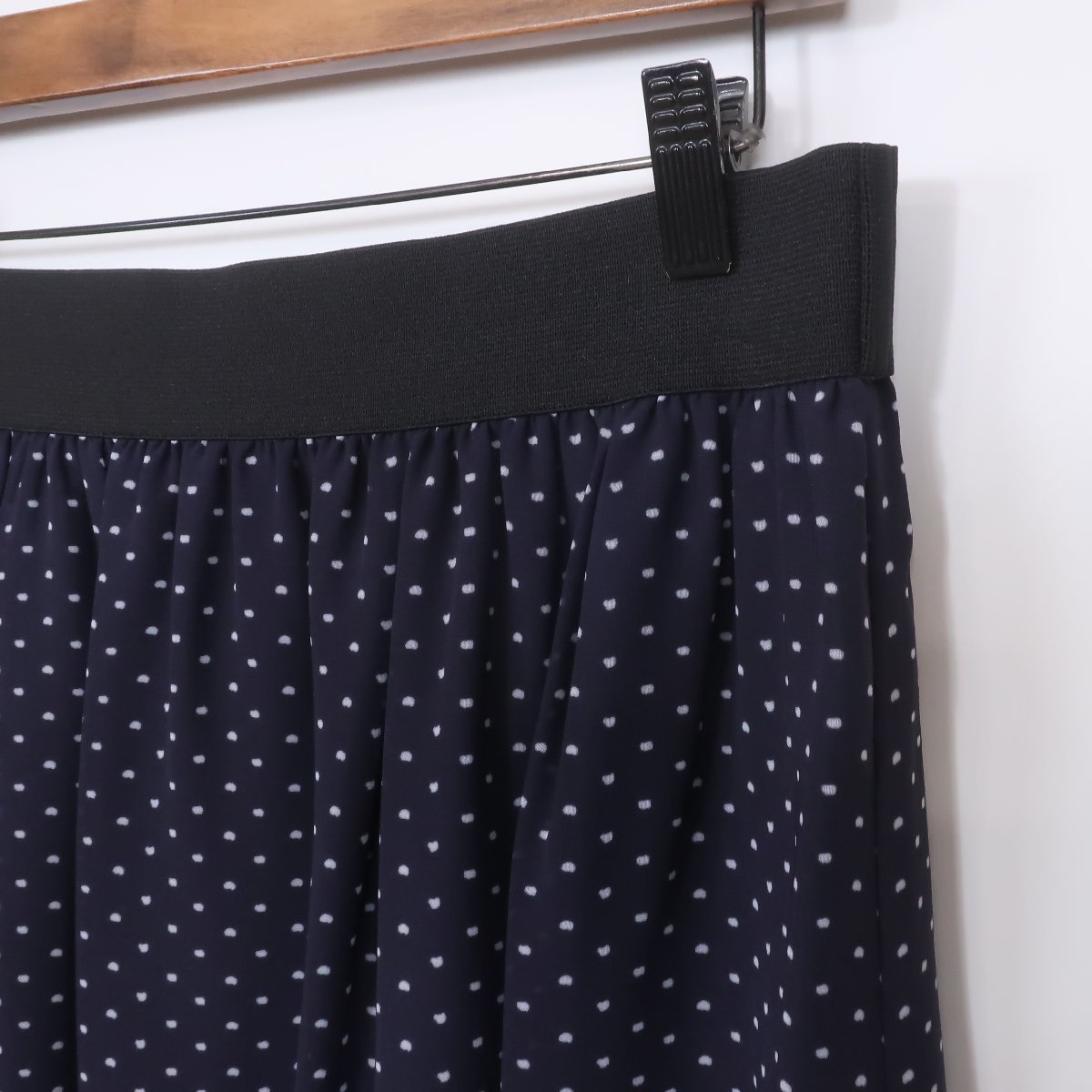 【美品】INDIVI インディヴィ★ドットとノルディック柄風デザインが可愛いスカート！  サイズ42 ネイビー系 ＊W1670の画像2