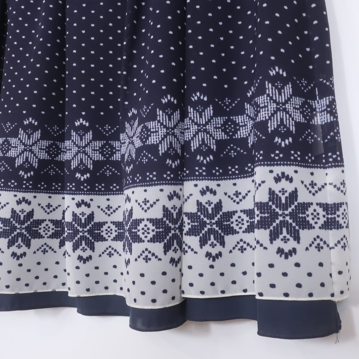 【美品】INDIVI インディヴィ★ドットとノルディック柄風デザインが可愛いスカート！  サイズ42 ネイビー系 ＊W1670の画像3