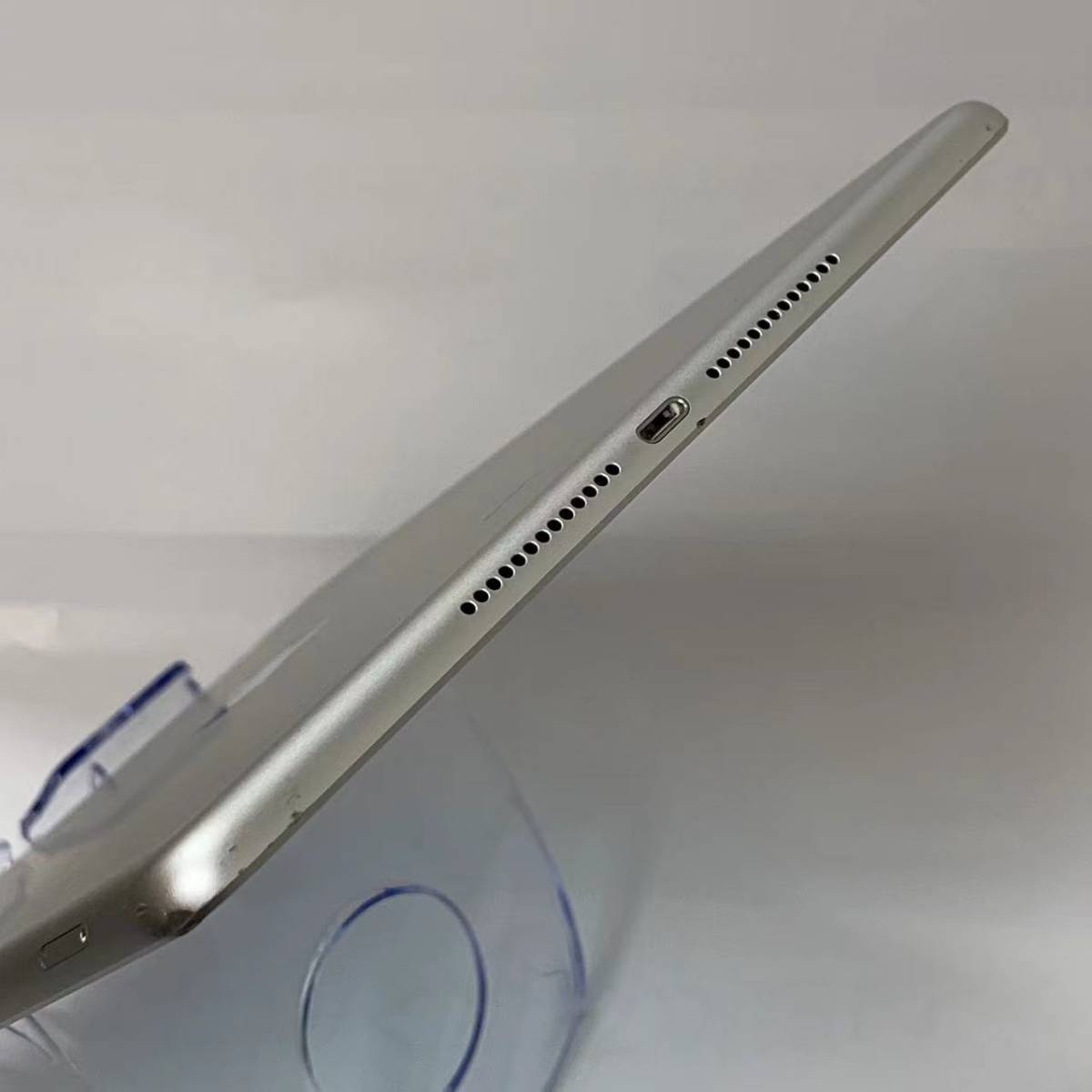 Apple iPad 第5世代 32GB docomo版SIMフリー シルバー バッテリー100