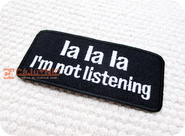刺繍ワッペン/ロゴ.la la la I'm not listening/スラング/バイカー/ロック/文字/車/ワンポイント_画像1