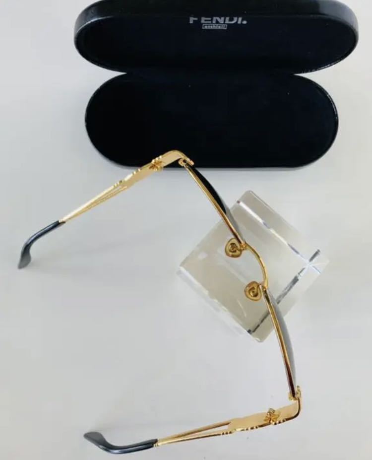 [FENDI] Fendi роскошный . Gold . солнцезащитные очки с футляром не использовался новый товар 