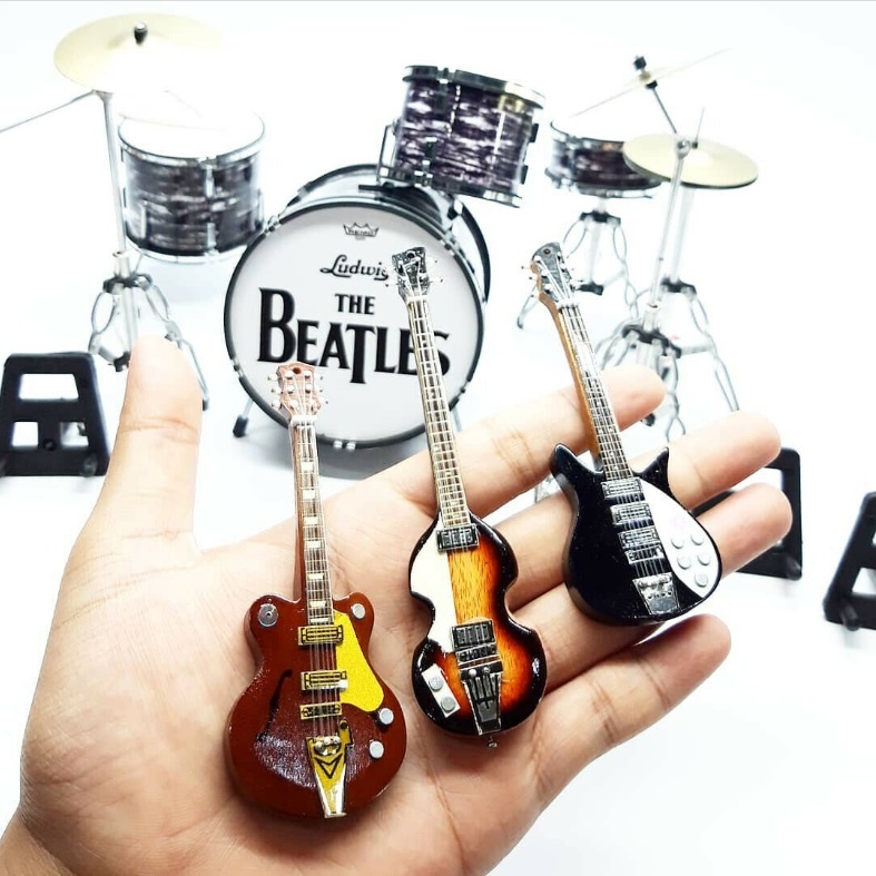BEATLES ビートルズ 精密ミニチュア楽器セット フィギュア 新品未使用