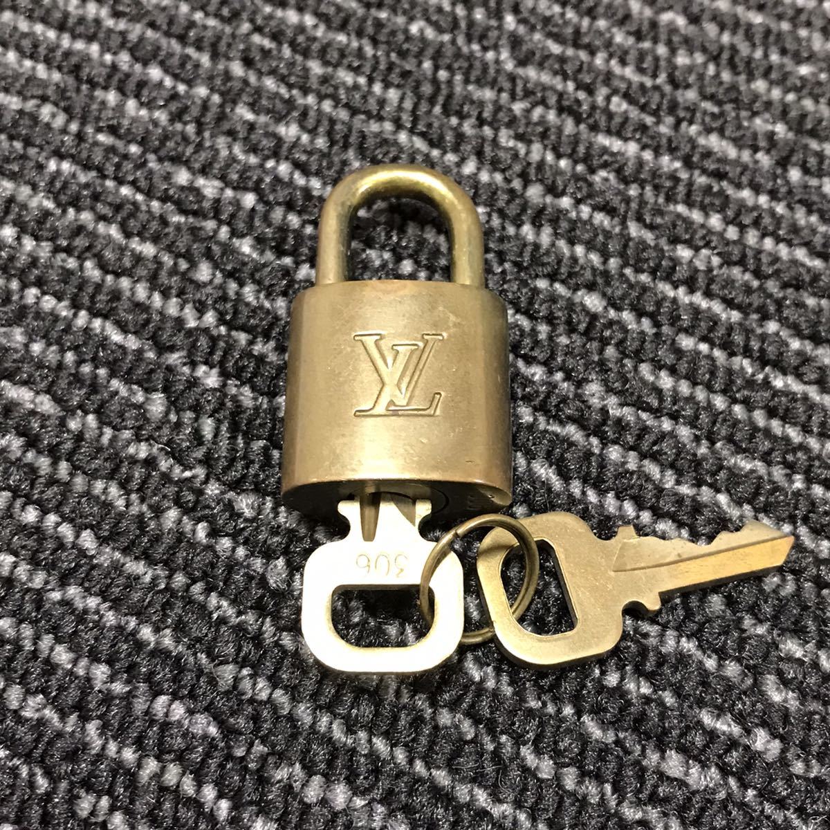 【ルイヴィトン】本物 LOUIS VUITTON パドロック 南京錠 LVロゴモチーフ 鍵付き No.306 カデナ 送料250円 48_画像1