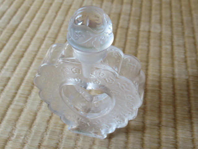 希少 美品 1940年代！Lalique(ルネ・ラリック) NINA RICCI(ニナリッチ) 香水瓶『Coeur  Joie(喜びの心)』高さ119ｍｍ,横79ｍｍ,厚さ23ｍｍ