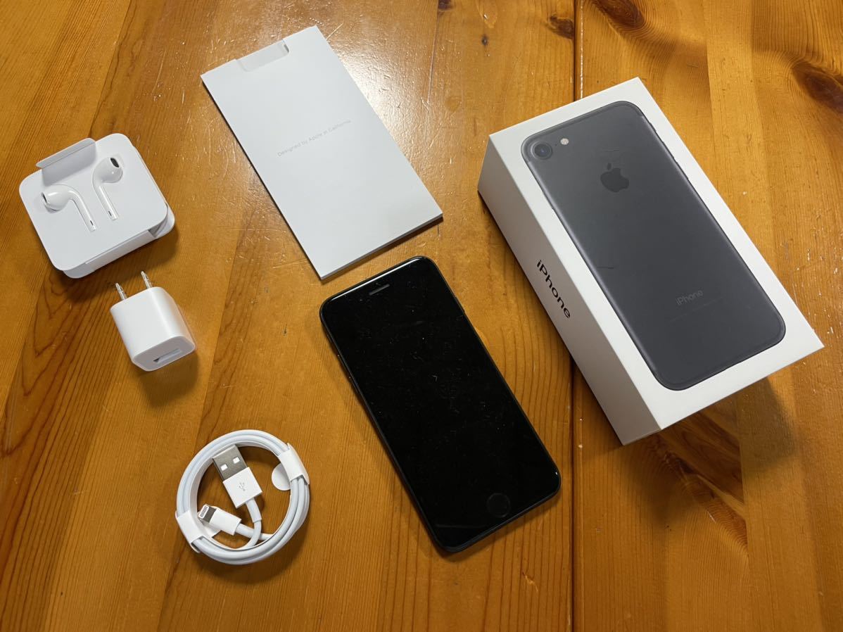 iPhone 7 128GB ブラック Apple au SIMロック解除済送料込