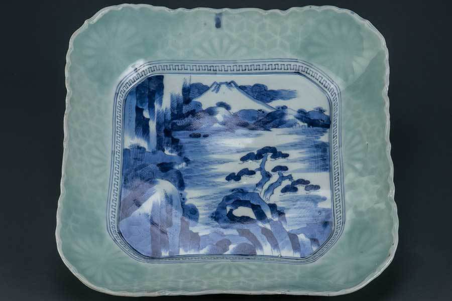 真】『 古伊万里 青磁染付陽刻菊花山水文角皿 四方皿 江戸後期 真】『 古伊万里 青磁染付陽刻菊花山水文角皿 四方皿 江戸後期