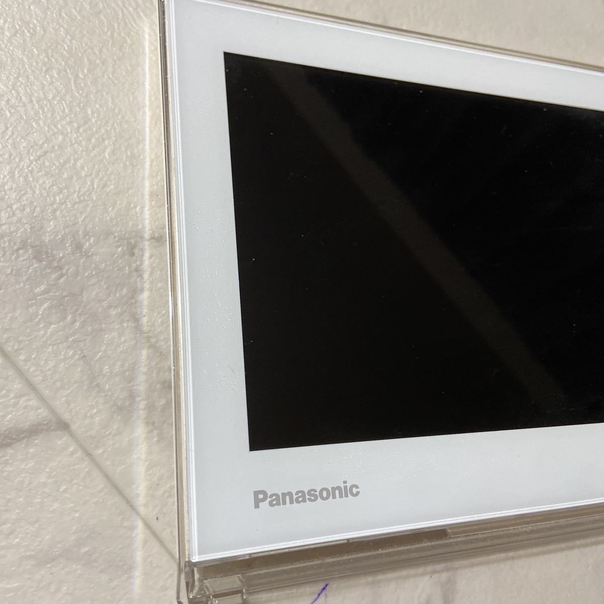 N05051 中古品 Panasonic パナソニック プライベートビエラ ポータブルテレビ 2017年製 UN-10E6D 通電確認済み ホワイト _画像2